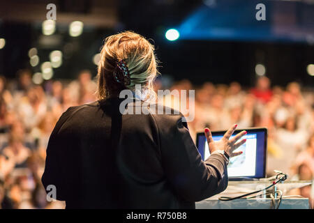 Femmina altoparlante pubblico dando parlare a eventi aziendali. Foto Stock