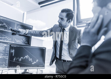 Stock broker trading online in ufficio aziendale. Foto Stock