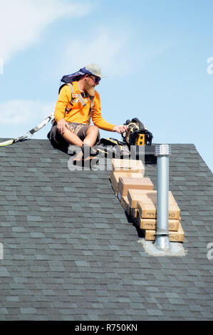 Pannello solare installatori prendendo una pausa sulla cima di un tetto. Foto Stock