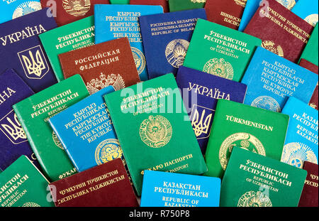Diversi i passaporti stranieri come sfondo colorato per viaggi e turismo Foto Stock