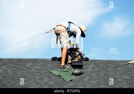 Pannello solare installatori prendendo una pausa sulla cima di un tetto. Foto Stock