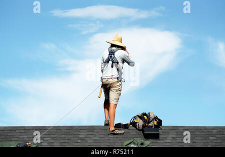 Pannello solare installatori prendendo una pausa sulla cima di un tetto. Foto Stock