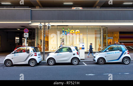 I veicoli elettrici da car sharing service car2go, nel centro della città di Stoccarda e alla stazione ferroviaria centrale, presso le stazioni di ricarica, Foto Stock