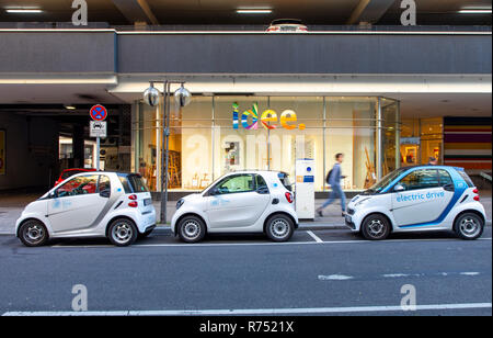 I veicoli elettrici da car sharing service car2go, nel centro della città di Stoccarda e alla stazione ferroviaria centrale, presso le stazioni di ricarica, Foto Stock