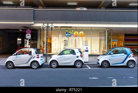 I veicoli elettrici da car sharing service car2go, nel centro della città di Stoccarda e alla stazione ferroviaria centrale, presso le stazioni di ricarica, Foto Stock