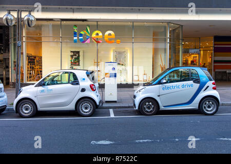 I veicoli elettrici da car sharing service car2go, nel centro della città di Stoccarda e alla stazione ferroviaria centrale, presso le stazioni di ricarica, Foto Stock