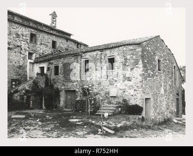 Umbria Perugia Pieve di confinare la Cascina Romanica, questa è la mia Italia, il paese italiano di storia visiva, stampe mostrano vecchio edificio della chiesa? Con motivi zoomorfi e vegetazione sul portale. Altre foto esterno mostra un abside arrotondata fine con nicchie. Foto Stock