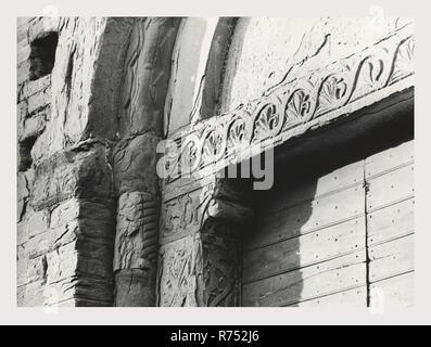 Umbria Perugia Pieve di confinare la Cascina Romanica, questa è la mia Italia, il paese italiano di storia visiva, stampe mostrano vecchio edificio della chiesa? Con motivi zoomorfi e vegetazione sul portale. Altre foto esterno mostra un abside arrotondata fine con nicchie. Foto Stock