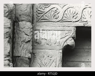 Umbria Perugia Pieve di confinare la Cascina Romanica, questa è la mia Italia, il paese italiano di storia visiva, stampe mostrano vecchio edificio della chiesa? Con motivi zoomorfi e vegetazione sul portale. Altre foto esterno mostra un abside arrotondata fine con nicchie. Foto Stock