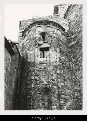 Umbria Perugia Pieve di confinare la Cascina Romanica, questa è la mia Italia, il paese italiano di storia visiva, stampe mostrano vecchio edificio della chiesa? Con motivi zoomorfi e vegetazione sul portale. Altre foto esterno mostra un abside arrotondata fine con nicchie. Foto Stock