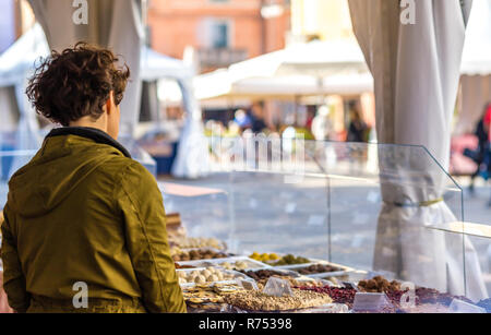 Diversi cioccolatini in strada del mercato Foto Stock