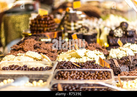 Diversi cioccolatini in strada del mercato Foto Stock