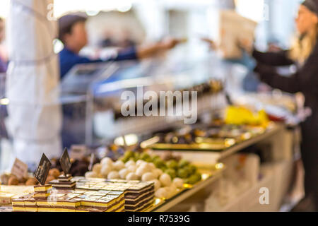 Diversi cioccolatini in strada del mercato Foto Stock
