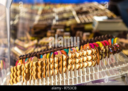Diversi cioccolatini in strada del mercato Foto Stock