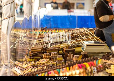Diversi cioccolatini in strada del mercato Foto Stock