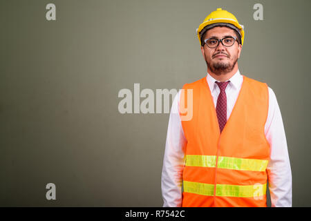 Persiano barbuto uomo lavoratore edile contro backgrou colorati Foto Stock