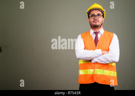 Persiano barbuto uomo lavoratore edile contro backgrou colorati Foto Stock