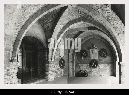 Umbria Perugia Spello S. Girolamo, questa è la mia Italia, il paese italiano di storia visiva, vedute esterne di questa chiesa 1474 concentrarsi sul suo chiostro ed un portico rinascimentale di ordine ionico. Nel portico sono affreschi di San Girolamo e anche della stigmatizzazione di San Francesco. L'interno barocco del XVII secolo è traboccante di statue e dipinti. Il soffitto è affrescato con architettura illusional, corone e una centrale ovale con putti e S. Girolamo. Viste la messa a fuoco su Pinturicchio lo Sposalizio della Vergine e un affresco di Mezzastris della Madonna con Bambino e San Sebastian e Foto Stock