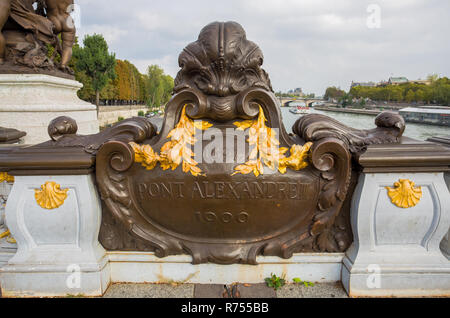 Parigi, Francia, 5 settembre 2018 - Vista di Alexander III ponte sopra il fiume Senna, che collega il Grand Palais e il Petit Palais all'Hote Foto Stock