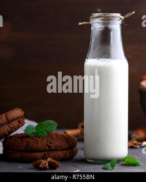 Pieno di bottiglie di vetro con latte Foto Stock