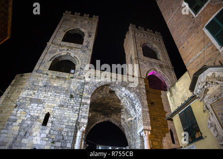 Genova, Italia, Novembre 24, 2018 - Vista di Porta Soprana o Saint Andrew's Gate di notte a Genova, Italia Foto Stock
