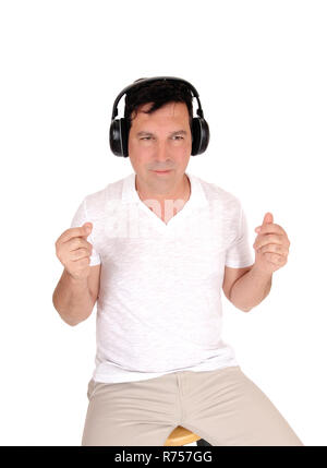 L'uomo godendo di ascolto di musica Foto Stock