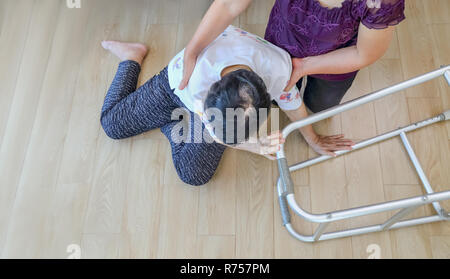Donna anziana caduta in casa ,gli infarti. Foto Stock