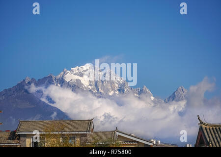 Jade Dragon Snow Mountain, Lijiang,Yunnan in Cina. Scatta foto dal patrimonio mondiale città vecchia. Foto Stock