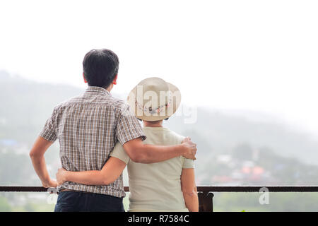 La felicità asian medio di età compresa tra una coppia in vacanza. Foto Stock