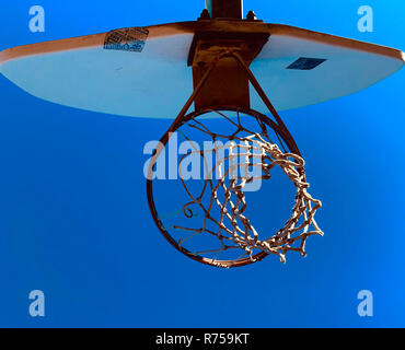 Il basket Net sotto un cielo blu Foto Stock