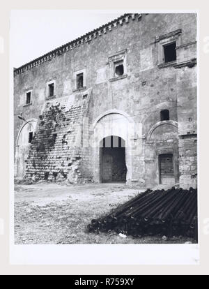 Basilicata Matera Montescaglioso Abbazia di Sant'Angelo, questa è la mia Italia, il paese italiano di storia visiva, architettura medievale 9th, ricostruita 15th, la vista della vicina chiesetta di Santo Stefano, chiostri scultura architettonica affreschi raffiguranti la famiglia di Ufredo Machabeo, signore di Montescaglioso Foto Stock