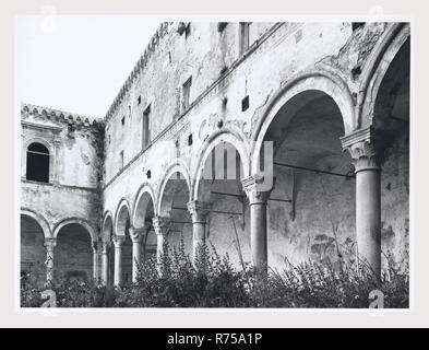 Basilicata Matera Montescaglioso Abbazia di Sant'Angelo, questa è la mia Italia, il paese italiano di storia visiva, architettura medievale 9th, ricostruita 15th, la vista della vicina chiesetta di Santo Stefano, chiostri scultura architettonica affreschi raffiguranti la famiglia di Ufredo Machabeo, signore di Montescaglioso Foto Stock
