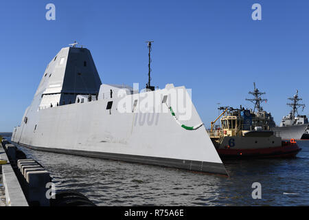 L'unità Pre-Commissioning Michael Monsoor ormeggiata presso la base navale di San Diego Dicembre 7, 2018 a San Diego, California. La USS Michael Monsoor è la seconda nave nel Zumwalt-classe di guidato-missile cacciatorpediniere e saranno sottoposti ad una lotta contro il periodo di prova prima di essere commissionato in Marina il 26 gennaio 2019. Foto Stock