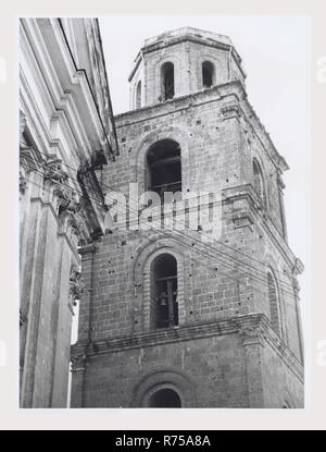 Campania Caserta Aversa S. Paolo, la cattedrale, questa è la mia Italia, il paese italiano di storia visiva, opera medievale sul Duomo iniziato nel 1053 sotto il conte Riccardo I, completato nel 1145 da suo figlio Giordano nel 1090. Distrutto da un incendio nel 1145 e restaurata nel 1255. Danneggiato dal terremoto del mese di dicembre 1456 e ricostruito durante il 1703-1715 da C. Beratti. Esterno e interno di architettura, scultura architettonica. Post-medievale viste Interno Altare del 1563 da Giacomo Lucarelli, con fregio rappresentante la Trinità, Annunciazione e SS. Pietro e Paolo vescovo il trono crocifisso in legno, catalana, c. 1250 Foto Stock