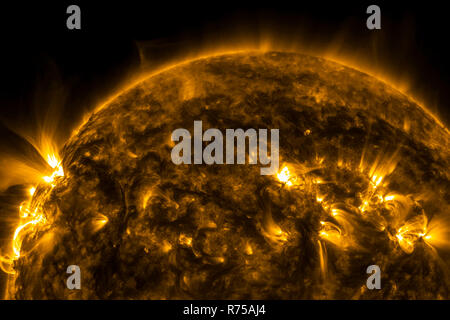 Vista del sole attraverso filtri, computer grafica del sole vicino a. La stella è il sole il rendering 3D Foto Stock