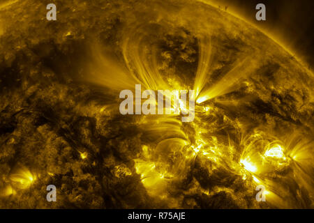 Vista del sole attraverso filtri, computer grafica del sole vicino a. La stella è il sole il rendering 3D Foto Stock