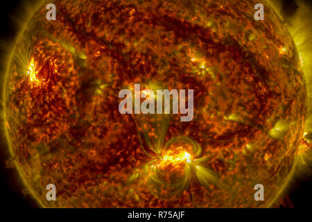 Vista del sole attraverso filtri, computer grafica del sole vicino a. La stella è il sole il rendering 3D Foto Stock