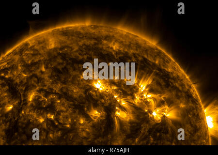 Vista del sole attraverso filtri, computer grafica del sole vicino a. La stella è il sole il rendering 3D Foto Stock