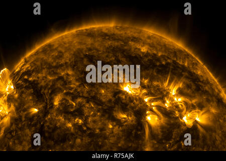 Vista del sole attraverso filtri, computer grafica del sole vicino a. La stella è il sole il rendering 3D Foto Stock