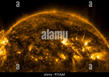 Vista del sole attraverso filtri, computer grafica del sole vicino a. La stella è il sole il rendering 3D Foto Stock