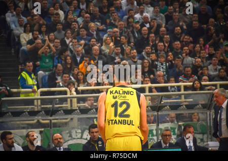 Atene, Grecia. Il 7 dicembre, 2018. Nikola Kalinic del Fenerbahce visto reagire durante l'Eurolega di basket gioco tra il Panathinaikos BC v Fenerbachce presso Olympic Sports Centre di Atene. Credito: Loannis Alexopoulos SOPA/images/ZUMA filo/Alamy Live News Foto Stock