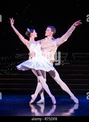 Edinburgh, Regno Unito. 07Th Dec, 2018. Scottish Ballet per l'inverno prestazioni di Prokofiev's Cinderella coreografato da Christopher Hampson corre a Edinburgh Festival Theatre dal 8 dicembre 2018 al 30 dicembre 2018 prima del touring in tutta la Scozia nel 2019. Cast: Sophie Martin (Cinderella), Barnaby Rook Vescovo (Prince), Kayla-Maree Tarantolo (passo-sorella piccola), Grazia Horler (Step-Sister alte), Marge Hendrick (Step-Mother), Araminta Necrospettro (fata madrina), Jamiel Laurence (Grasshopper) Credito: ricca di Dyson/Alamy Live News Foto Stock