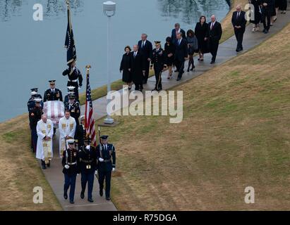 Bandiera drappeggiati scrigno di ex presidente George H.W. Bush è portato da un misto servizi guardia d'onore con la famiglia Bush in processione per la sua biblioteca presidenziale al Texas A&M University Dicembre 6, 2018 in College Park, Texas. Foto Stock