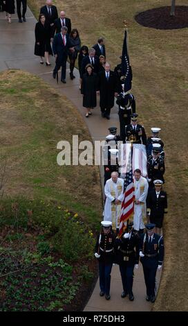 Bandiera drappeggiati scrigno di ex presidente George H.W. Bush è portato da un misto servizi guardia d'onore con la famiglia Bush in processione per la sua biblioteca presidenziale al Texas A&M University Dicembre 6, 2018 in College Park, Texas. Foto Stock