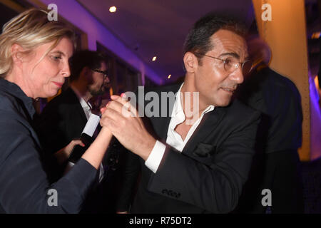 07 dicembre 2018, Baviera München: l'attrice Erol Sander (r) all'Avvento la cena del direttore di programma della prima televisione tedesca nella corte bavarese. Foto: Felix Hörhager/dpa Foto Stock