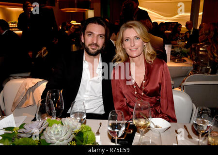 07 dicembre 2018, Baviera München: Il produttore Max Wiedemann e l'attrice Maria Furtwängler celebrare in Avvento la cena del direttore di programma Erstes Deutsches Fernsehen al Bayerischer Hof. Foto: Felix Hörhager/dpa Foto Stock