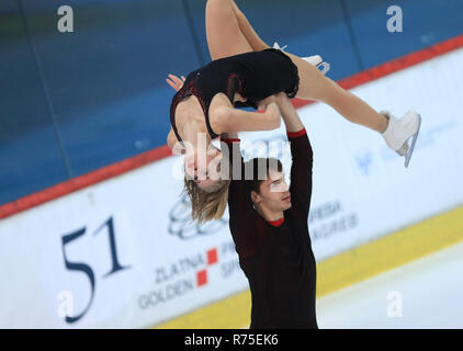 Zagabria, Croazia. Il 7 dicembre, 2018. Minerva Fabienne Hase (top) e Nolan Seegert di Germania eseguire durante le coppie pattinaggio gratuito presso l'ISU Golden Spin di Zagabria 2018 a Zagabria in Croazia, il 7 dicembre, 2018. Credito: Marko Prpic/Xinhua/Alamy Live News Foto Stock