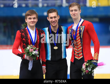 Zagabria, Croazia. Il 7 dicembre, 2018. Medaglia d'oro Jason marrone (C) degli Stati Uniti, medaglia d'argento Mikhail Kolyada (L) di Russia e medaglia di bronzo Alexander Samarin della Russia pongono sul podio durante la cerimonia di premiazione degli uomini il pattinaggio presso il ISU Golden Spin di Zagabria 2018 a Zagabria in Croazia, il 7 dicembre, 2018. Credito: Marko Prpic/Xinhua/Alamy Live News Foto Stock