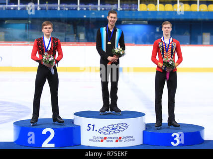 Zagabria, Croazia. Il 7 dicembre, 2018. Medaglia d'oro Jason marrone (C) degli Stati Uniti, medaglia d'argento Mikhail Kolyada (L) di Russia e medaglia di bronzo Alexander Samarin della Russia pongono sul podio durante la cerimonia di premiazione degli uomini il pattinaggio presso il ISU Golden Spin di Zagabria 2018 a Zagabria in Croazia, il 7 dicembre, 2018. Credito: Marko Prpic/Xinhua/Alamy Live News Foto Stock