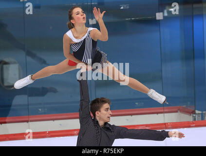 Zagabria, Croazia. Il 7 dicembre, 2018. Alisa Efimova (top) e Alexander Korovin della Russia eseguire durante le coppie pattinaggio gratuito presso l'ISU Golden Spin di Zagabria 2018 a Zagabria in Croazia, il 7 dicembre, 2018. Credito: Marko Prpic/Xinhua/Alamy Live News Foto Stock